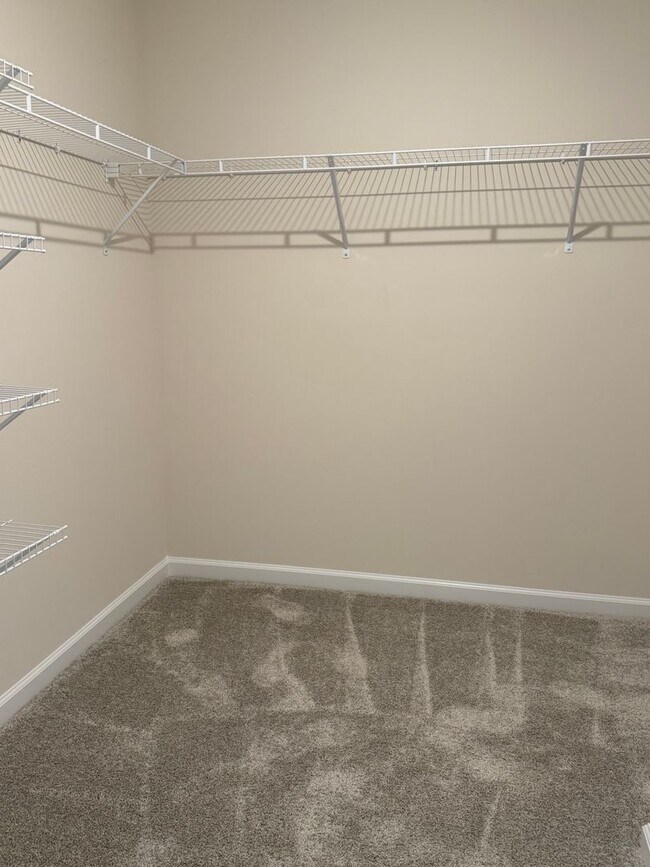 Building Photo - AMAZING LOCATION, Fantastic 3 Bed Home, In...
