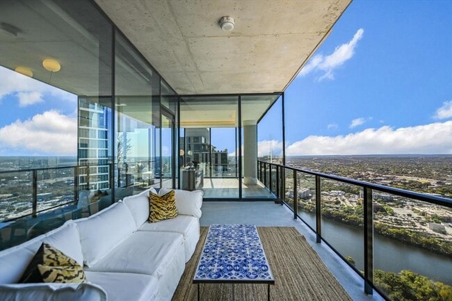 Building Photo - 610 Davis St