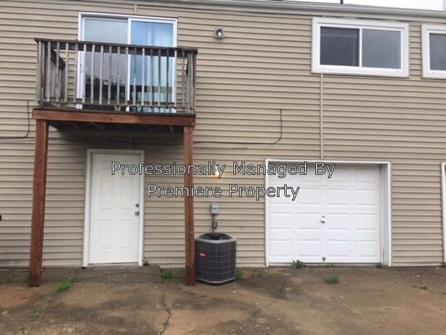 Building Photo - 950 - 3 Bed 2 Bath Duplex in Raytown