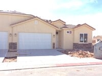 Building Photo - Townhome in Hurricane
