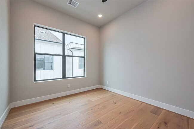 Building Photo - 1222 W 24th St