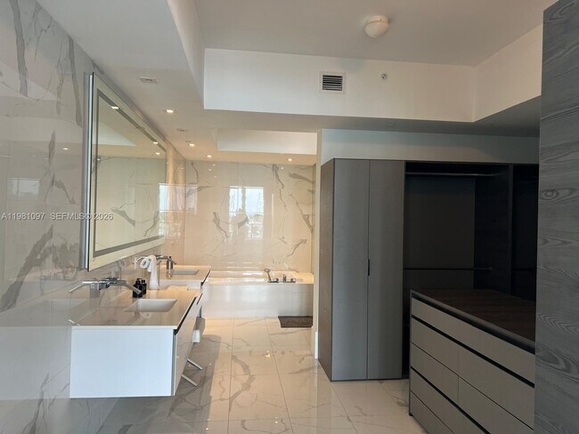 Building Photo - 5500 Island Estates Dr