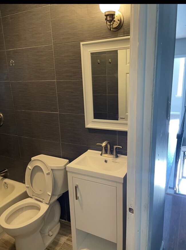 Building Photo - 935 N Saint Bernard St