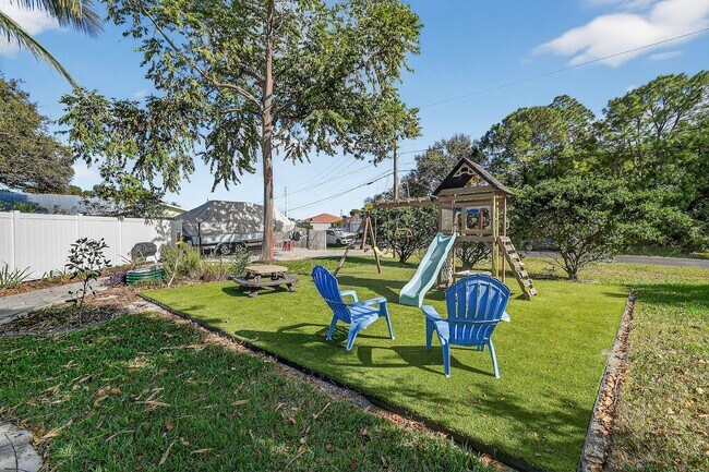 Building Photo - 3221 SE Quay St