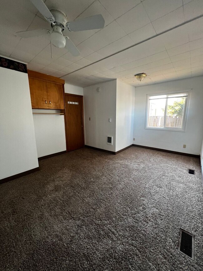 Building Photo - Vine Maple Triplex