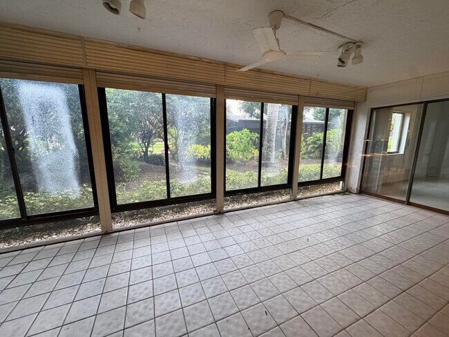 Building Photo - 5750 Fairway Park Ct