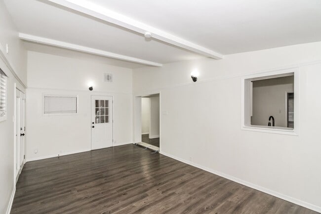 Building Photo - Beautifully Renovated Modern House in Normandy Meadows East!