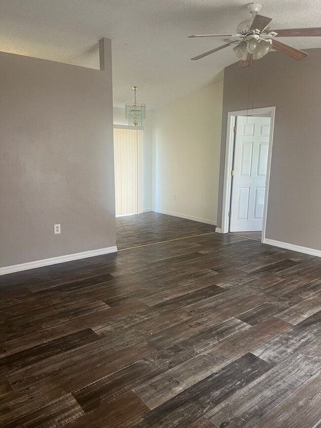 Building Photo - Wonderful 2 bedroom home with Addition Den or Office, Great Location