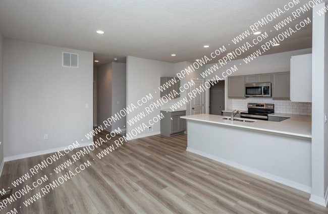 Building Photo - 755 Linden St