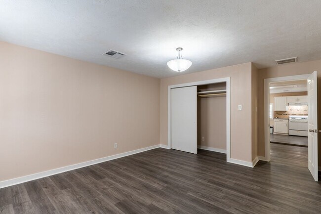 Building Photo - 305 N Live Oak St