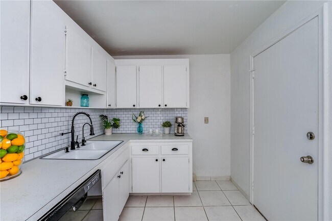 Building Photo - 9400 S Ocean Dr