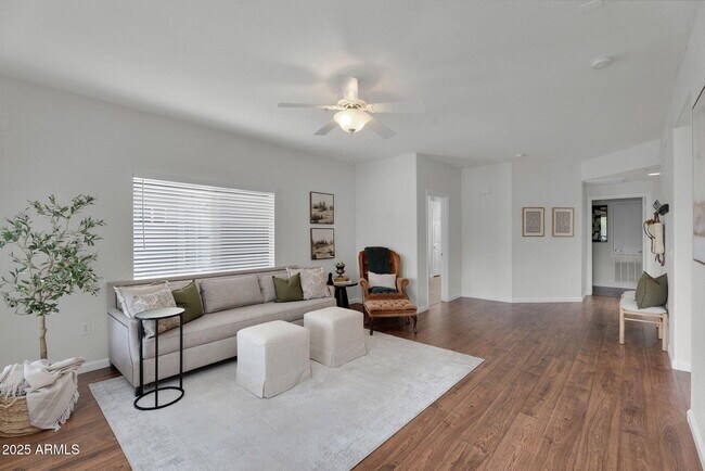 Building Photo - 7401 W Arrowhead Clubhouse Dr