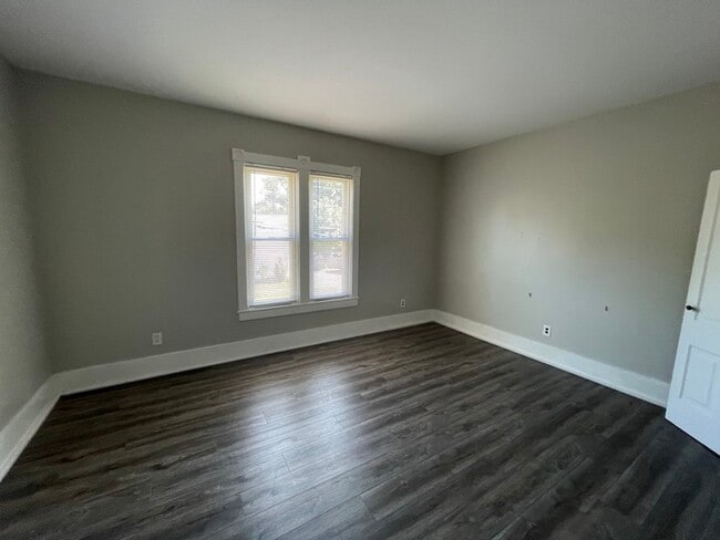 Building Photo - Downtown Sparta Two Bedroom Upper Unit