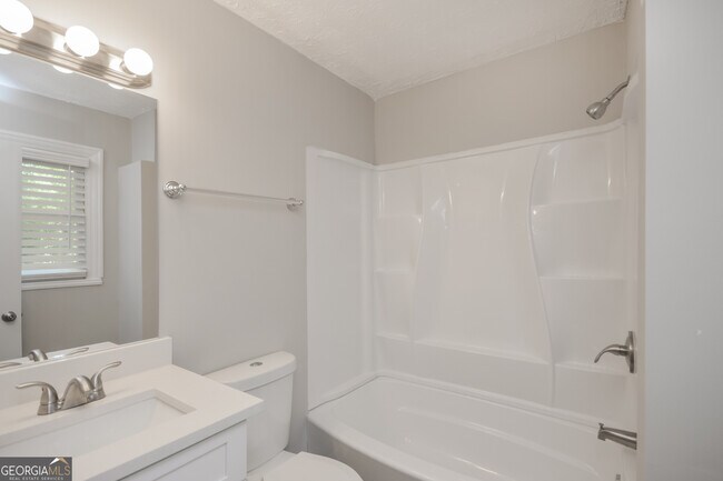 Building Photo - 883 Waterside Dr SE