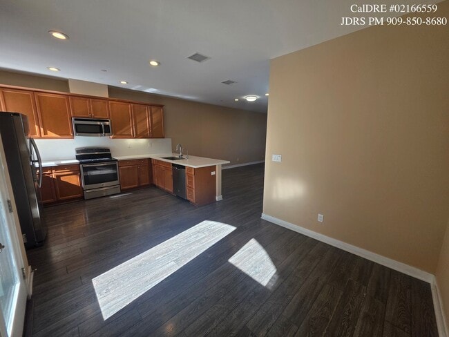 Building Photo - Bellflower 3 Bedroom Townhouse