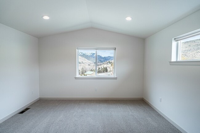 Building Photo - Newer Construction! 3 bed/2.5 bath, double garage, central heat/air, VIEWS!