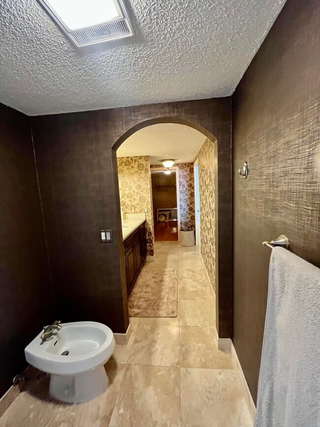 Building Photo - 4100 N Ocean Dr