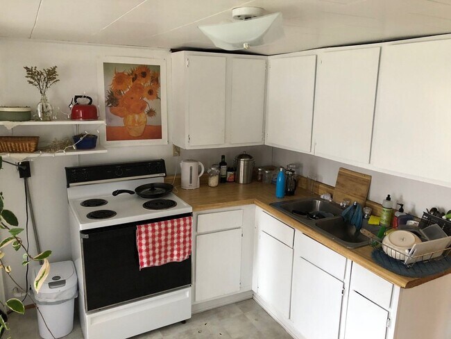 Building Photo - 1 bedroom, 1 bath duplex: Available August...