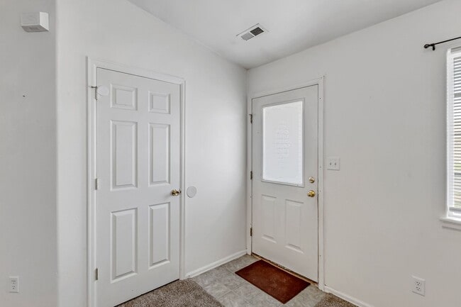 Building Photo - Charming 3-Bedroom Home in a Prime Location