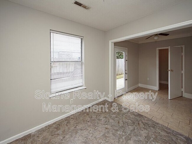 Building Photo - 204 A Miami St