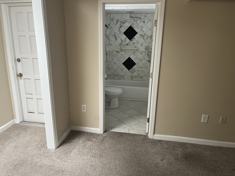 bedroom 4 bathroom - 7652 Haldor Pl