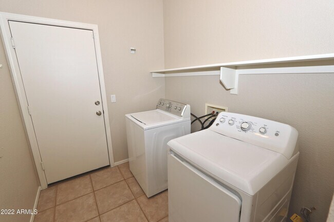 Building Photo - 14168 W Clarendon Ave