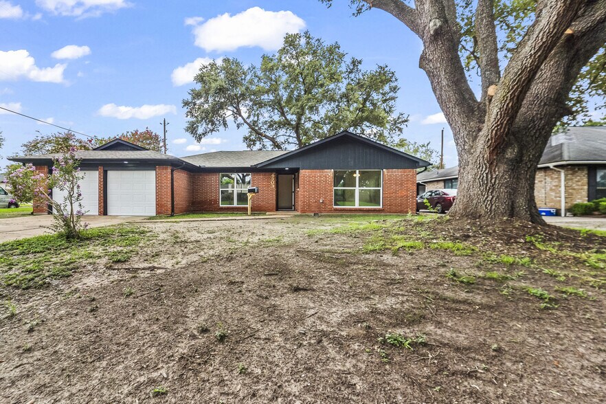Primary Photo - 4903 Mayflower St