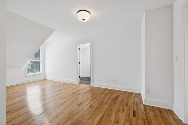 Building Photo - Beautifully Remodeled Home Just Minutes From Downtown Nashville