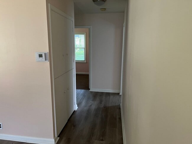 Building Photo - Charming 2 Bedroom with HUGE Yard!