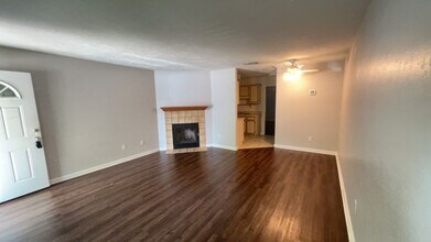 Building Photo - Spacious 1 BR 1 BA Available in July!