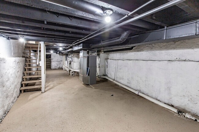 Building Photo - 3 bedroom, 1.5 bath fully renovated townhome in City of Wilmington