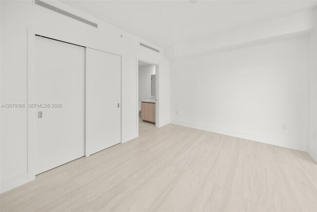 Building Photo - 2411 Laguna Cir