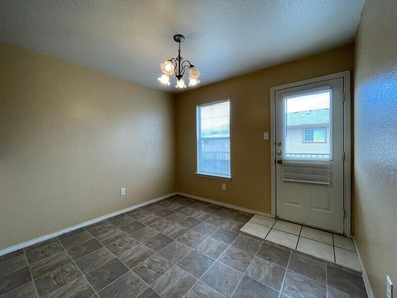 Building Photo - 3203 Toledo Dr