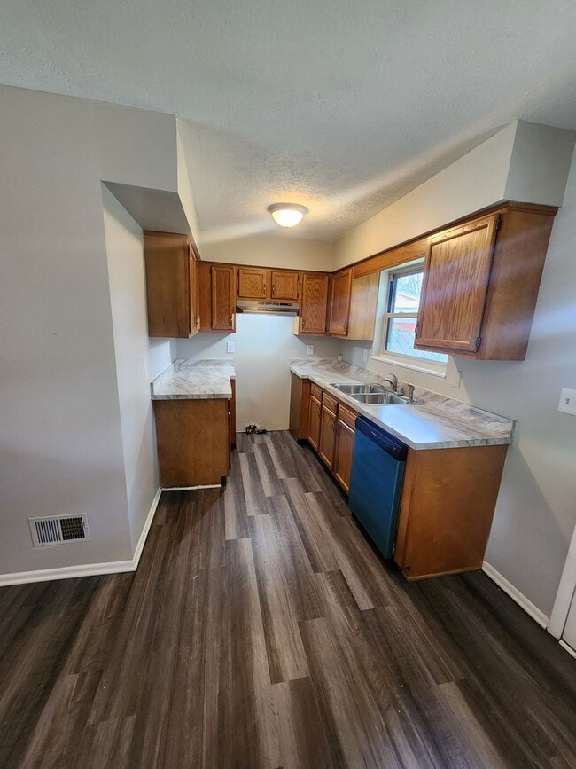 Building Photo - Updated 3 bedroom 1 bath in Fairdale with ...