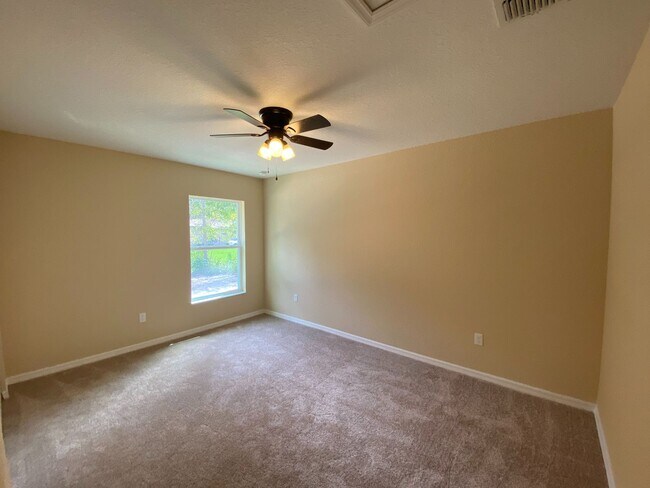 Building Photo - Desirable SE Ocala Neighborhood 3/2/1 **WON"T LAST**