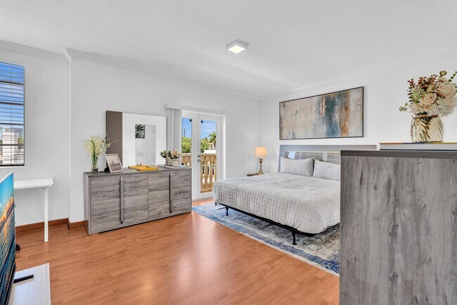 Building Photo - Fully Furnished Townhome in East Hollywood!
