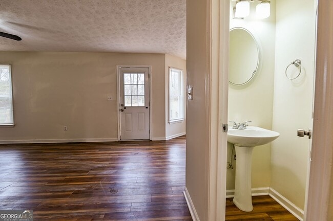 Building Photo - 105 N Oakland Cir