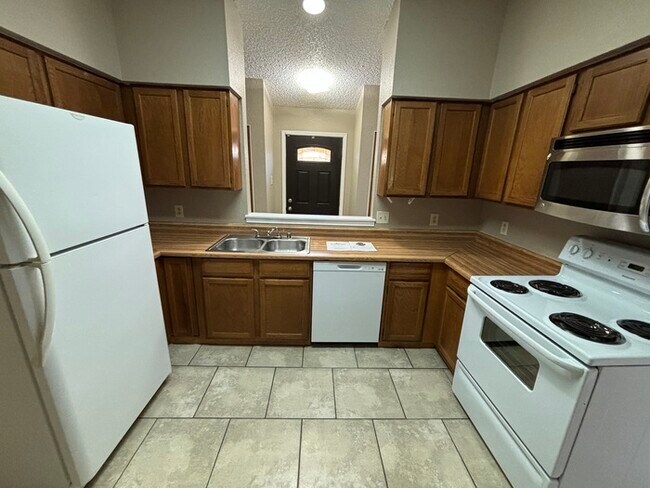 Building Photo - 2 bed 2 bath townhome