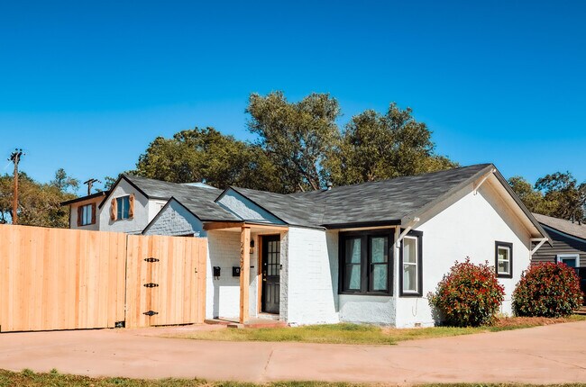 Building Photo - 2436 24th St