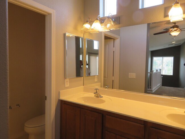 Building Photo - CLEAN AND READY TO MOVE IN