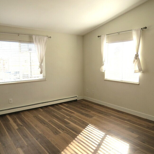 Building Photo - FREE RENT UNTIL THE END OF THE MONTH!!!