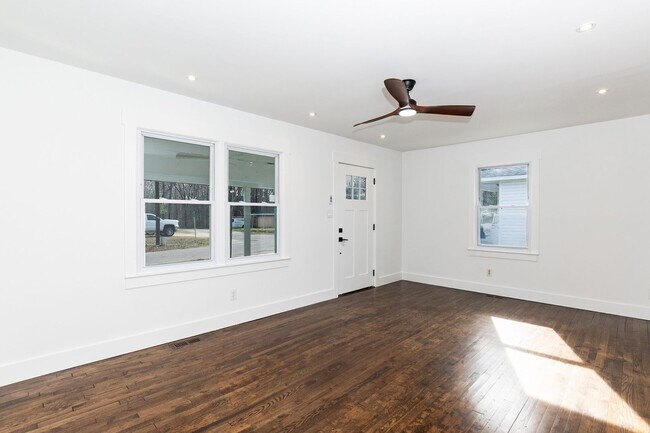 Building Photo - Three Bedroom Home!