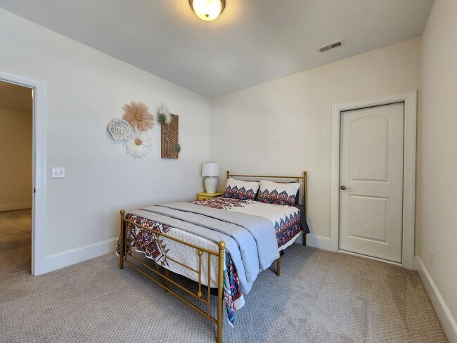 Building Photo - Home Available in Summerhouse on Everett Bay! Showings Coming Soon.