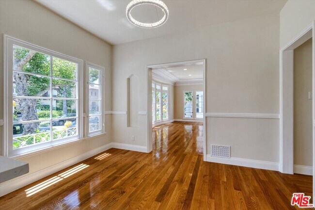 Building Photo - 9945 Robbins Dr