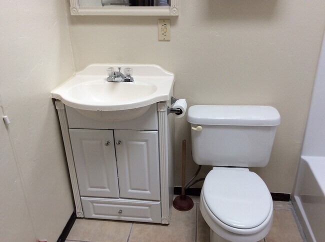 Building Photo - 2 Bdrm/1Ba Duplex, A/C, washer & dryer Centrally located