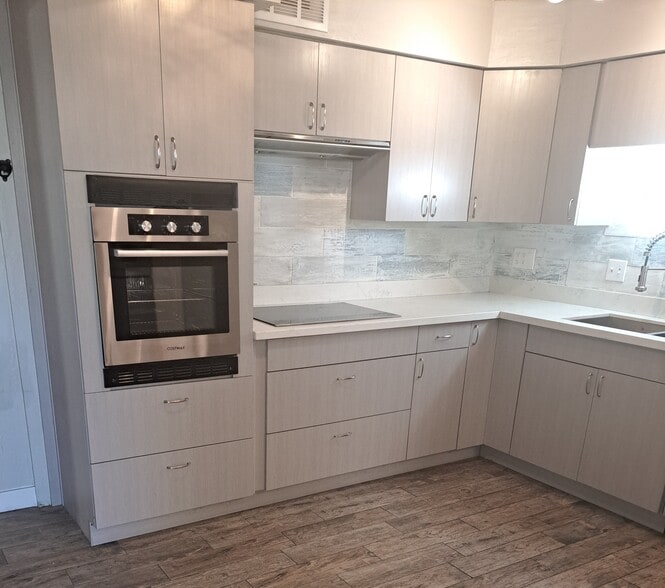 Kitchen - 3030 E Clarendon Ave