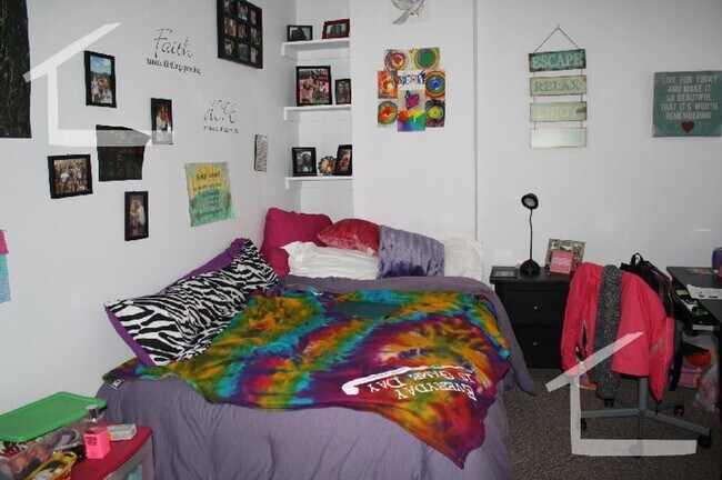 Building Photo - No Brokers Fee, Desirable Location Steps from NEU, Eat-in Kitchen Stainless Still appliances Good...