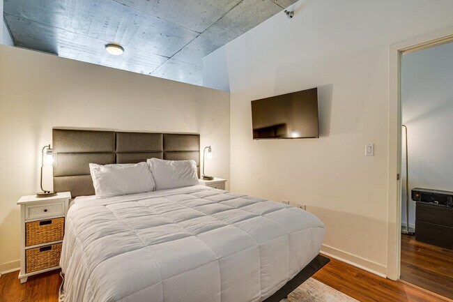 Building Photo - 235 W Van Buren St