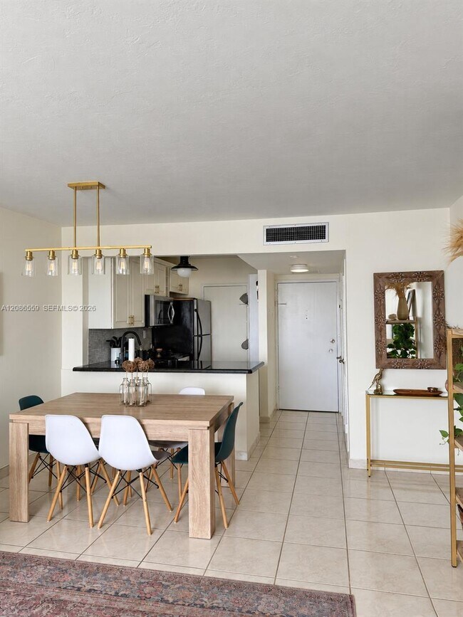 Building Photo - 2899 Collins Ave