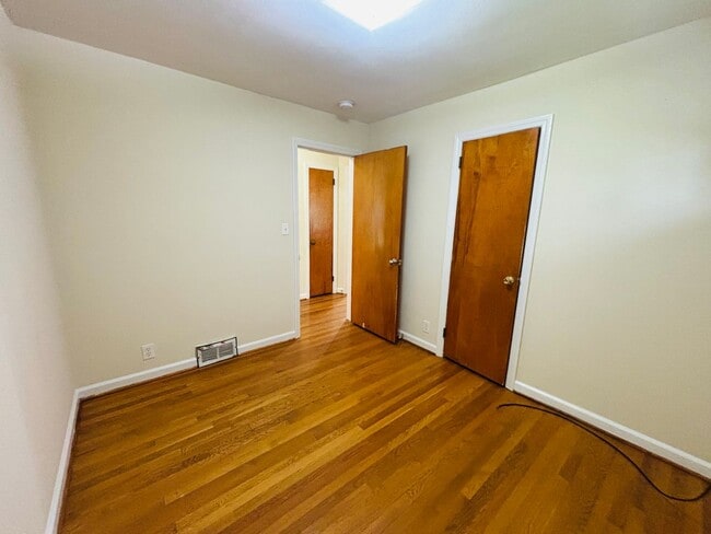 Building Photo - 709 Barringer Dr